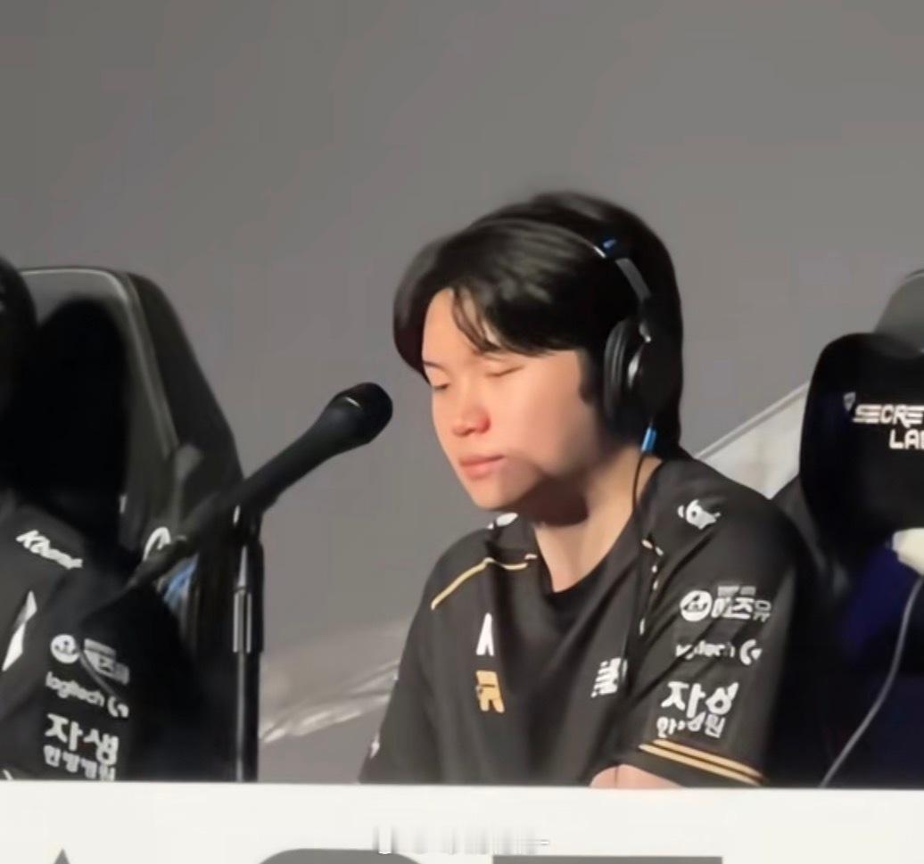 我今天看了一天的BDD，真的挺心疼他的电子竞技很残酷，比体育还残酷，体育好歹还有