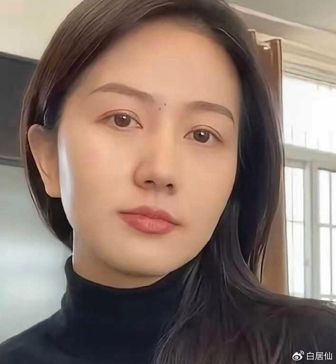 一位美女坐地铁时发现手机被偷了，好在手机还连着蓝牙在播放音乐，她琢磨手机肯定没离