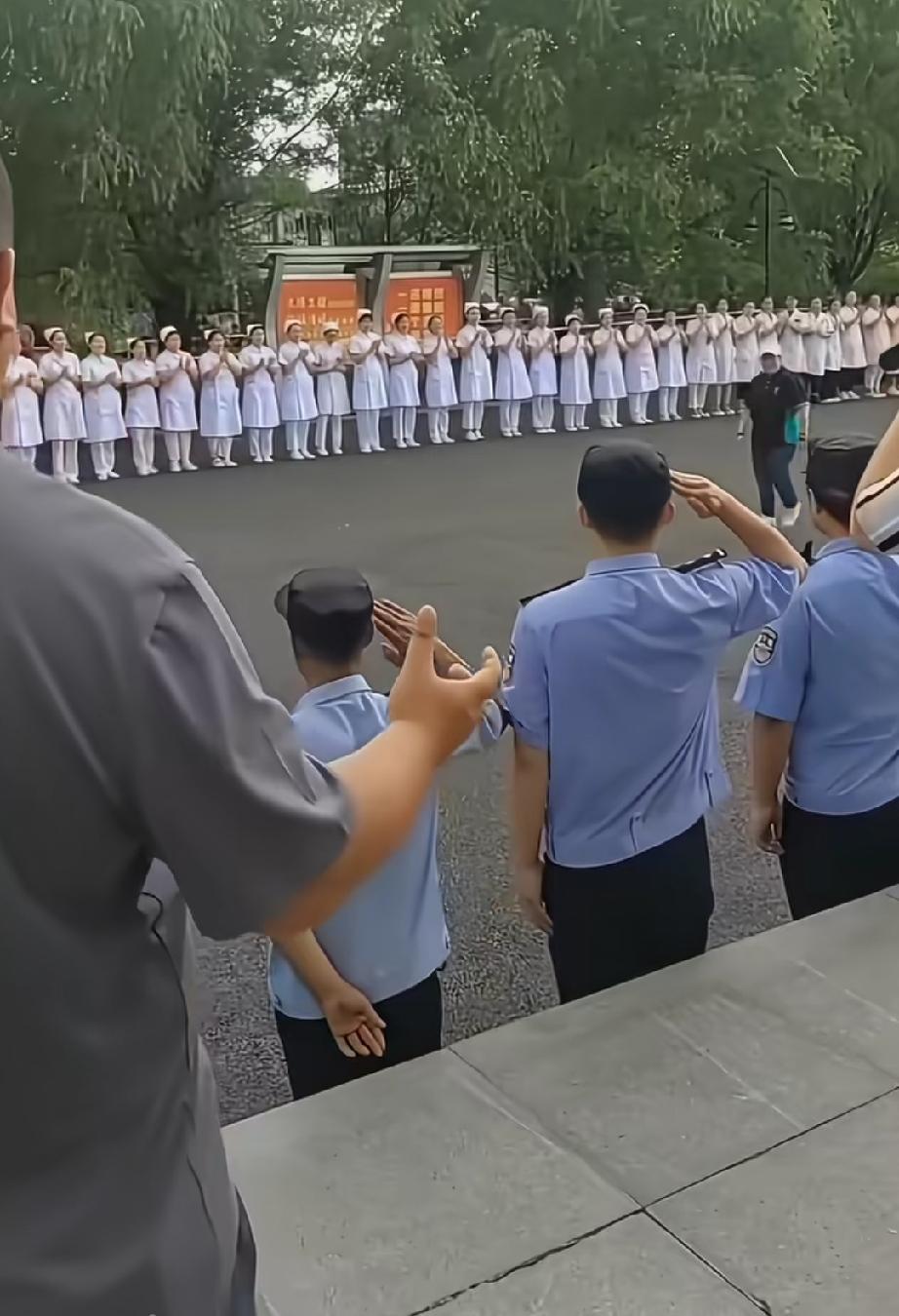 韩红老师大爱无疆，致敬韩红慈善天使，爱心传递温暖。韩红老师欢迎仪式上，步伐稳健