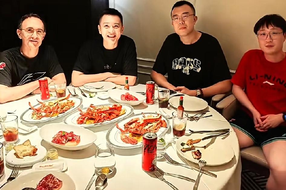 兄弟们！杨鸣现在让人越来越看不懂了？从他近日请乌戈和大韩等人吃饭可以看出：他下