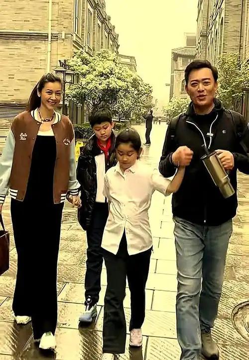 多人不知道，黄海冰的第一段婚姻，本该是人人艳羡的神仙组，结果因为不接受前妻丁克，