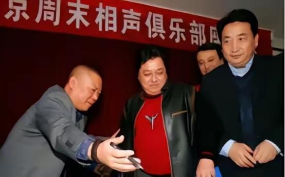 2008年，北京德云社的小剧场氛围热烈，观众正等着郭德纲出新招。结果他甩出一