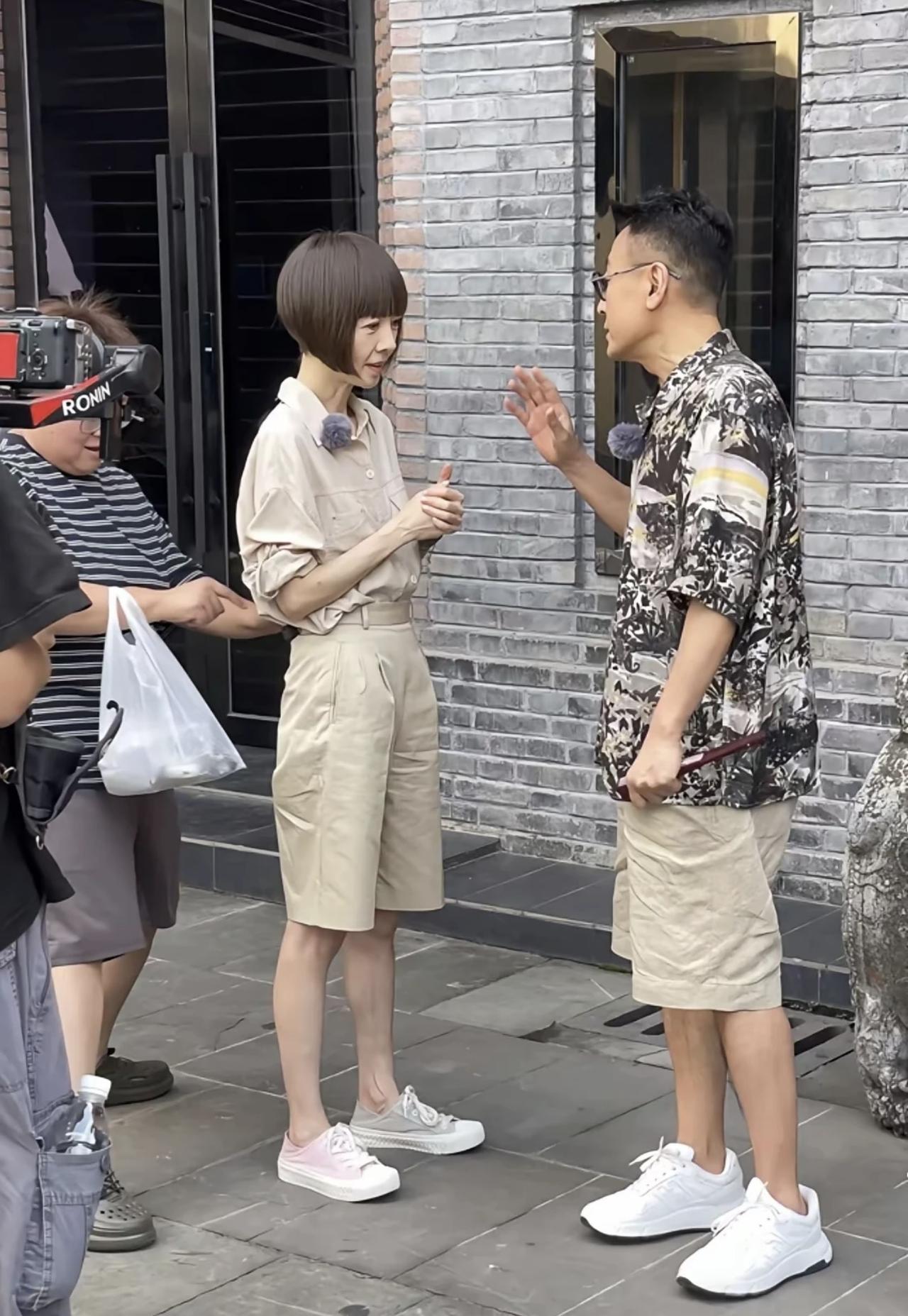 近日，有网友在成都偶遇鲁豫，她与窦文涛一起录制节目的画面。鲁豫一头短发造型，