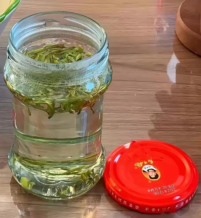 朋友们，我有一个问题就想请教一下，老干妈的这个瓶子明明是玻璃的，为什么倒开水泡茶