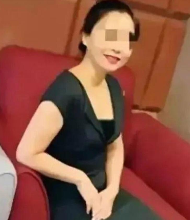 “你不继续包养我，我就杀你全家！”2024年，上海一位42岁富婆，总计花费200