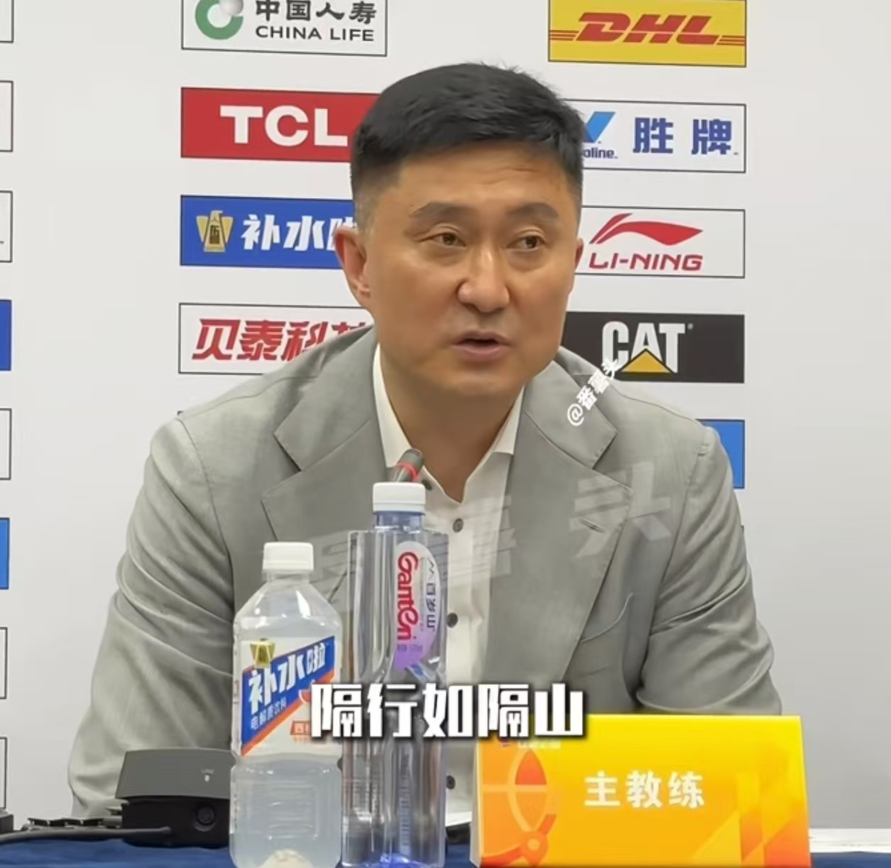 杜峰用隔行如隔山回应球迷，焦泊乔离队原因揭晓，张皓嘉赛后落泪