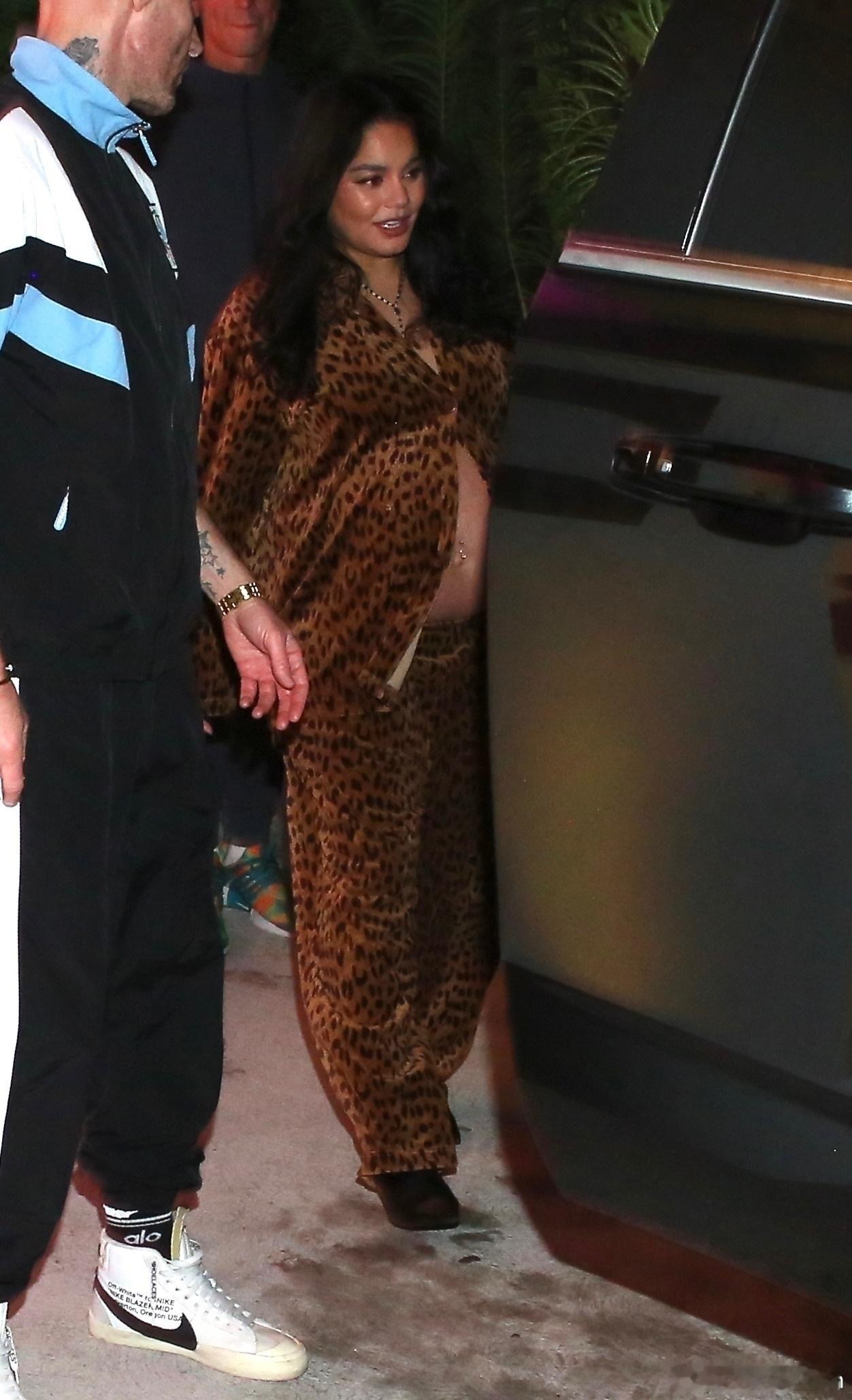 VanessaHudgens凡妮莎哈金斯在洛杉矶外出，妮莎挺着孕肚和老公Col