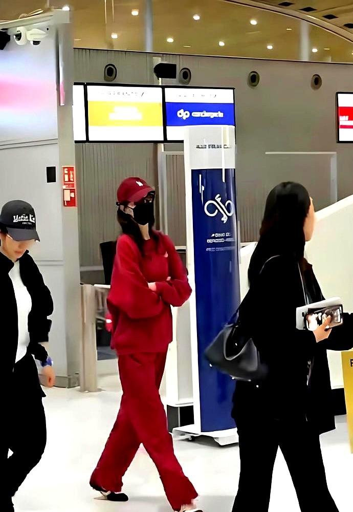 身高172厘米，腿长115厘米，白米饭包子面条一样不戒，唐嫣的生图腿型居然跟精修