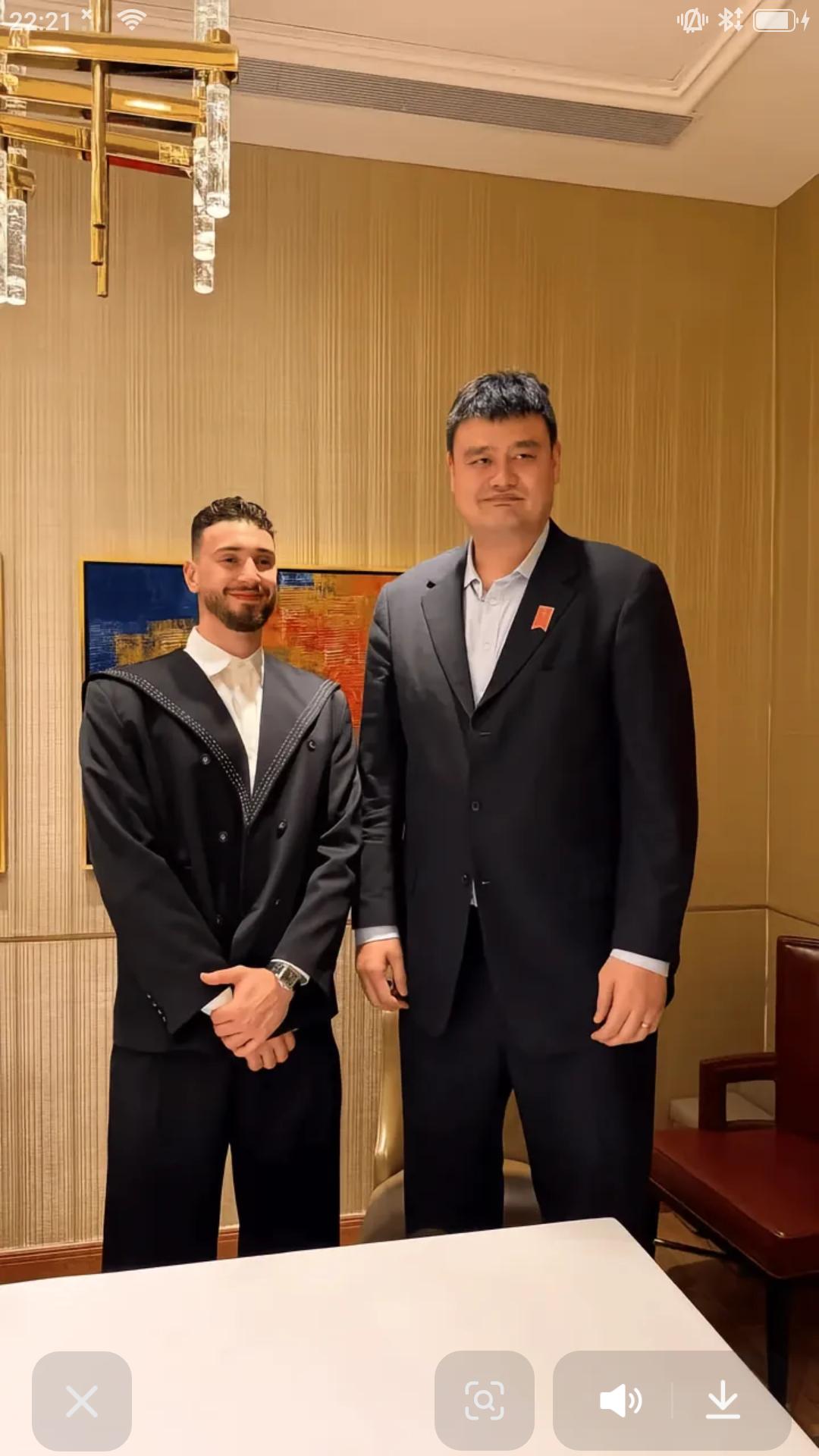 2026NBA中国赛在澳门激烈上演，休斯顿火箭队新老中锋姚明与申京在澳门相见。