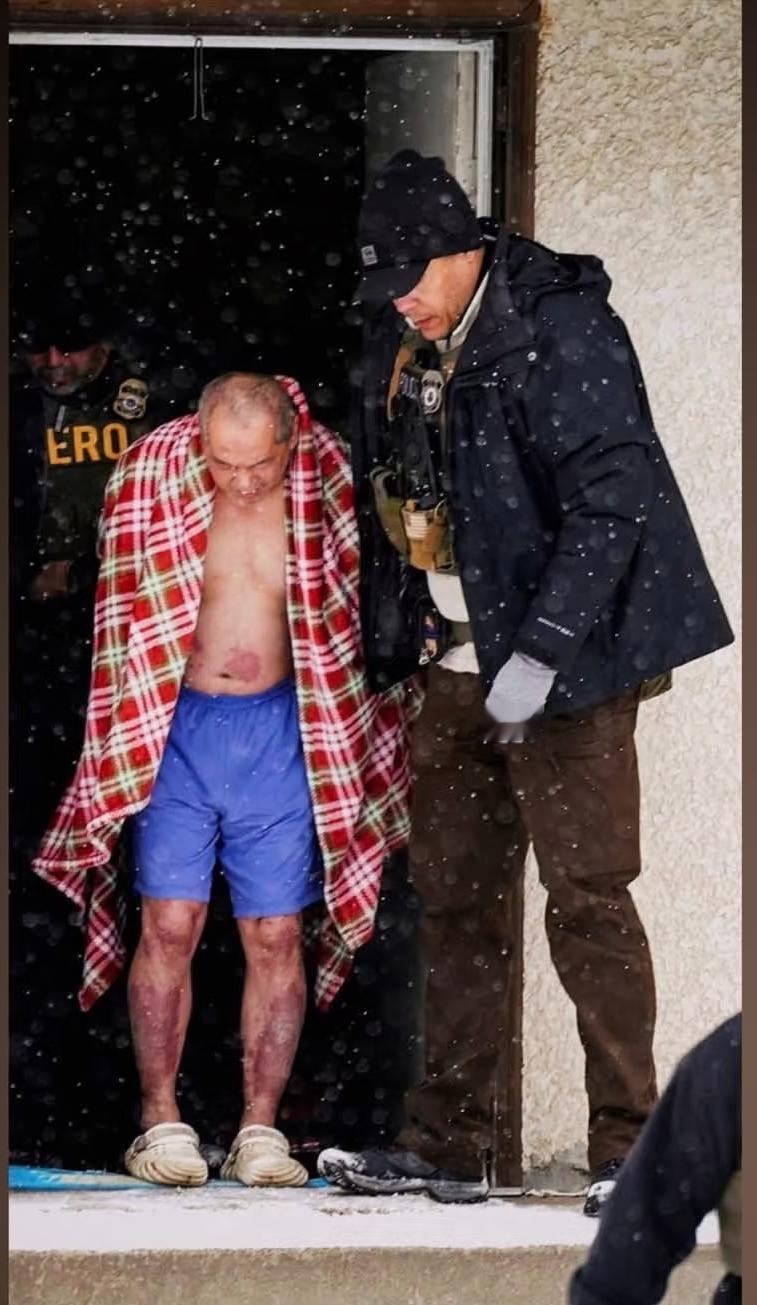 风雪都进不去的地方，ICE进去了，破门而入，在飘雪中带走一个被他们怀疑的东亚裔赫