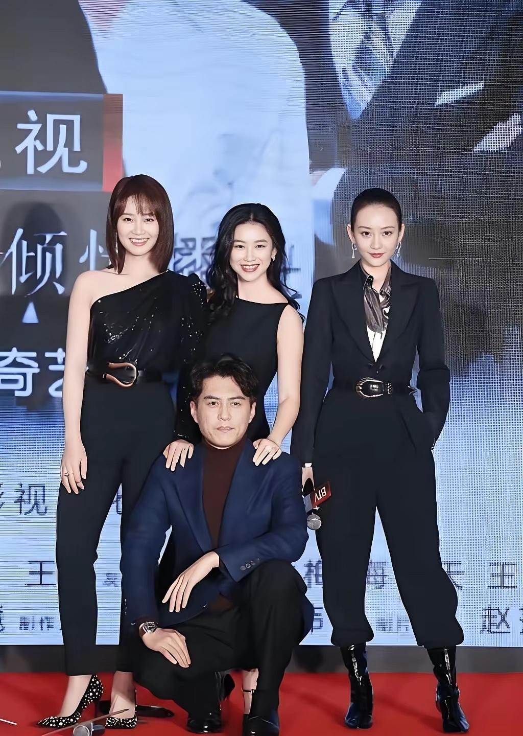 2019年，靳东与三位女演员，为电视剧《精英律师》路演时，拍了这张合影。靳东