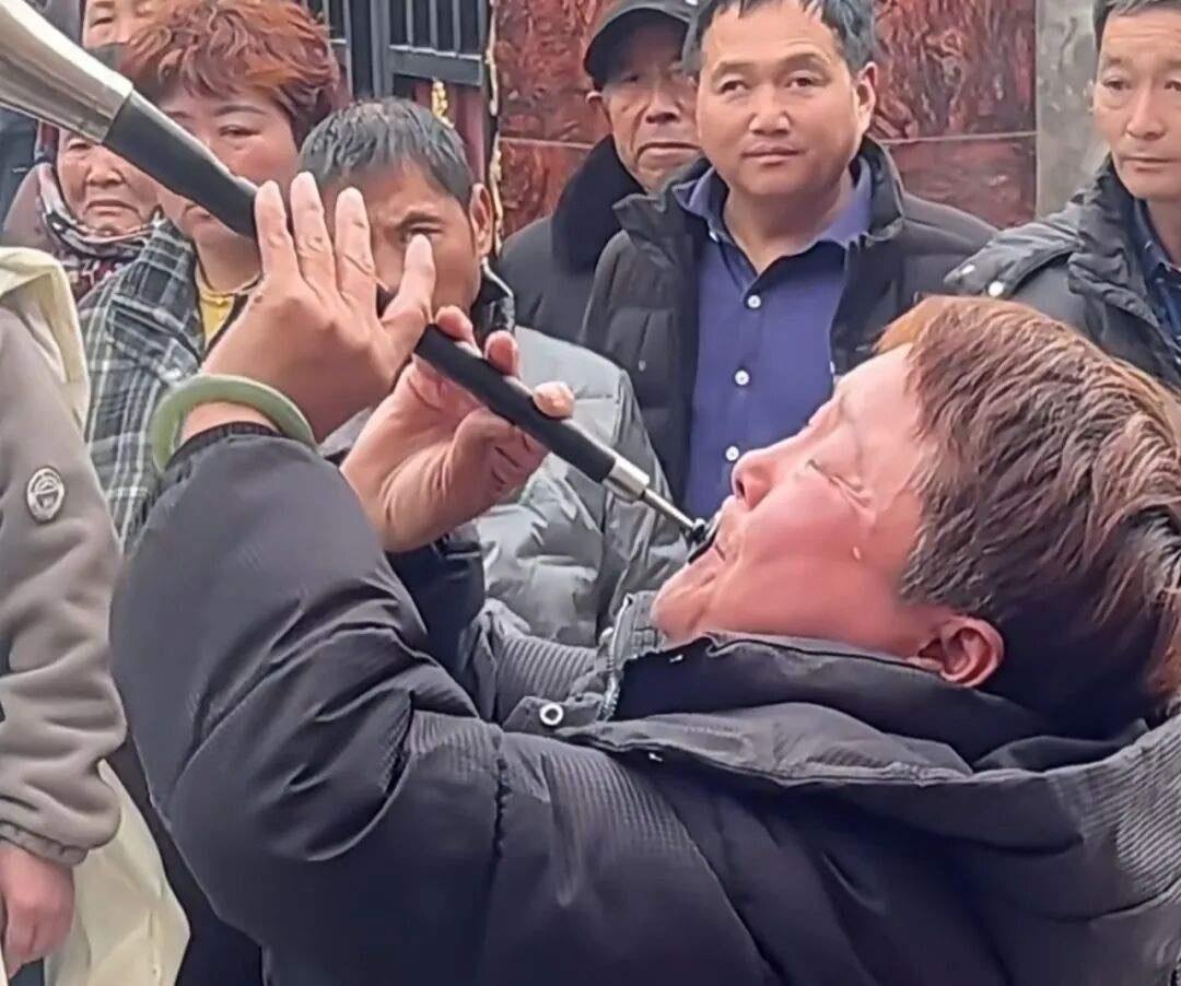 谁能想到，一句生前玩笑般的约定，竟成了最戳心的告别。河南女子含泪吹唢呐送别好