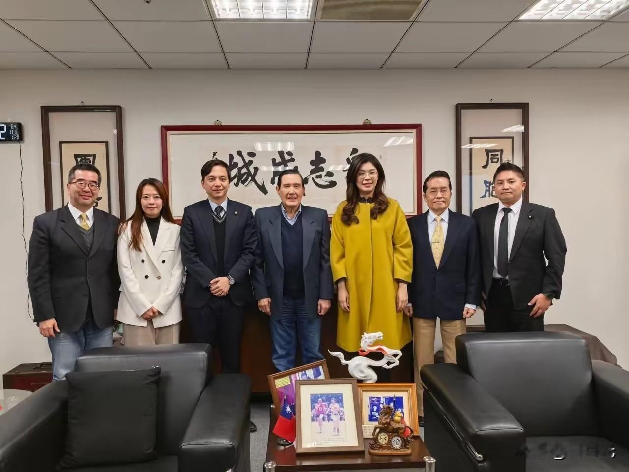 郑丽文拜会马英九：毛笔字可练，“三不”政策绝不能沾聊时事郑丽文马英九两岸关