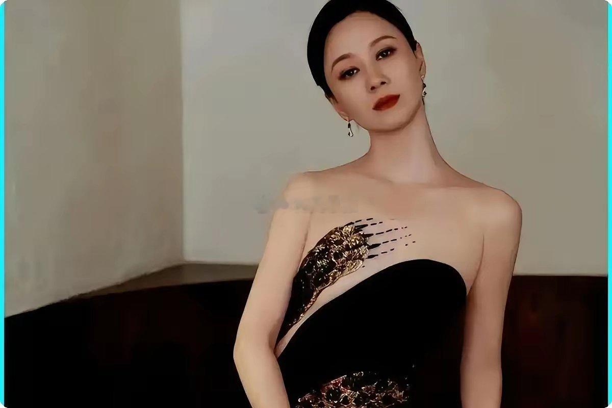 45岁倪虹洁离婚后真空露背走红毯，张译吓得眼神躲闪​​​