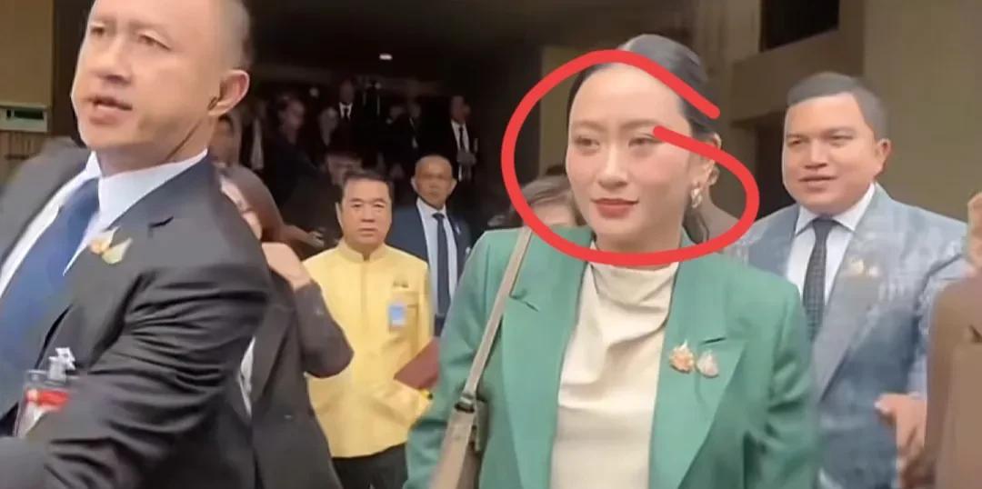 军方，反对派，洪森“围殴”佩通坦，把佩通坦欺负快哭。欺负佩通坦的三方，洪森和军
