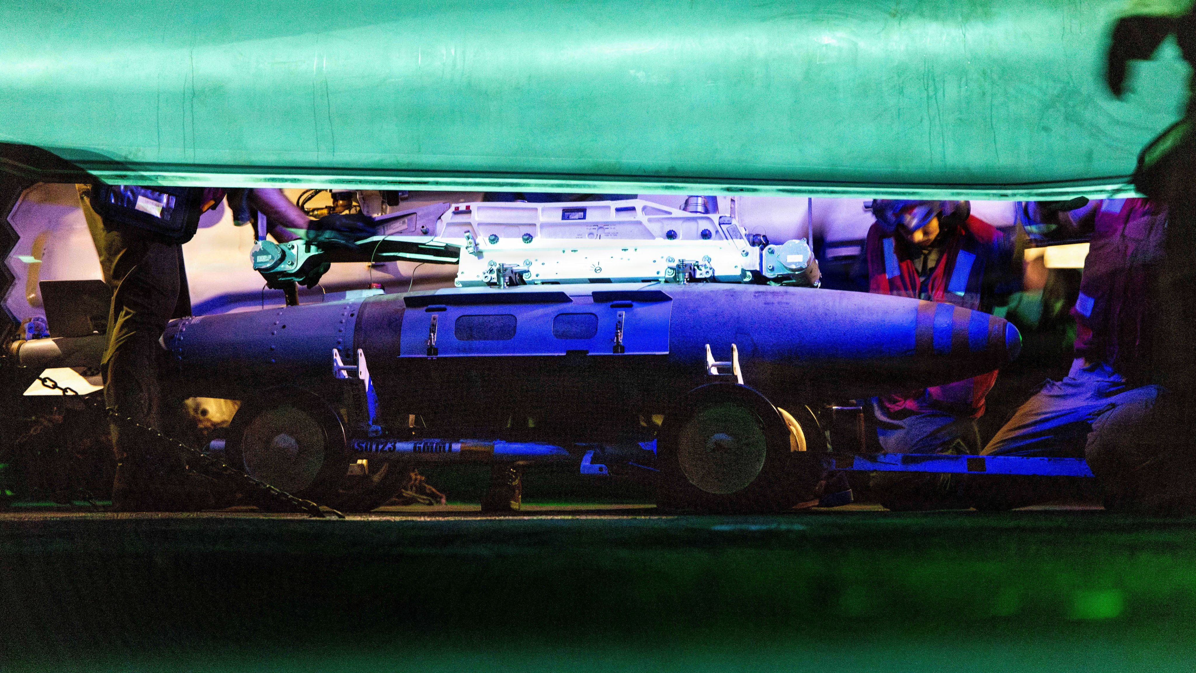 美国海军“拳师”号（USSBoxerLHD-4）两栖攻击舰飞行甲板，一枚10