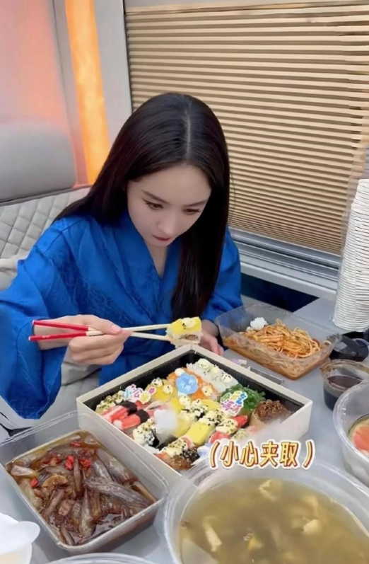 杨幂的餐盘总是丰盛得让人眼馋，可她为啥就是不长肉呢​​​