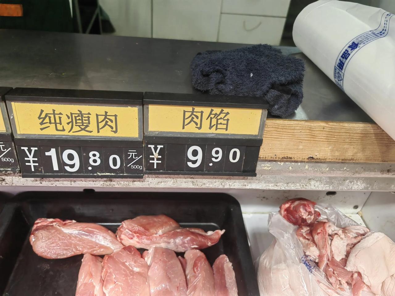 今天中午准备给孩子们包韭菜馅的饺子，因为从老家带来的猪肉吃完了，就去超市买几斤猪