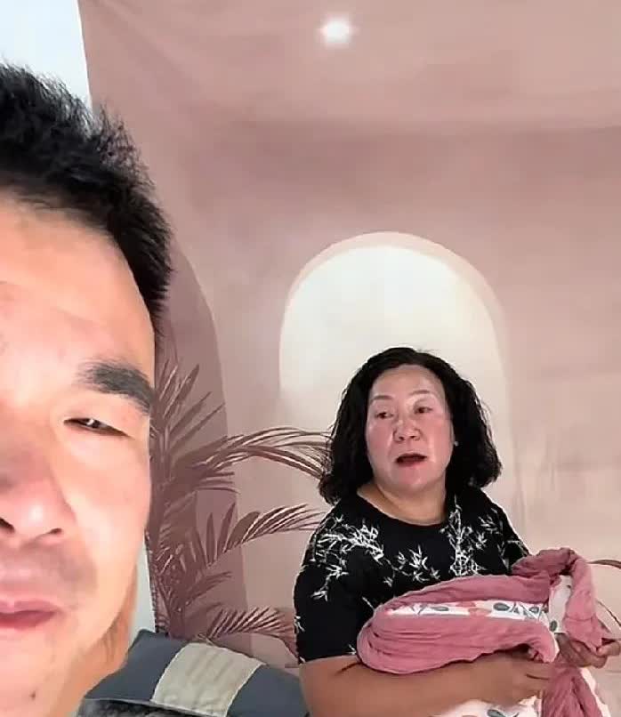 阿杜又去接李佳，难道忘了自己干的什么事了吗！李佳在内蒙古开播带货，阿杜可没少