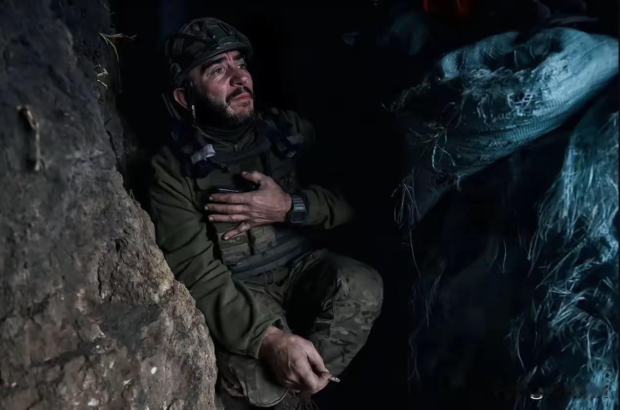 俄军继续在哈尔科夫州沃尔昌斯克向南、向西扩大控制区。俄军一天拿下14个乌军阵