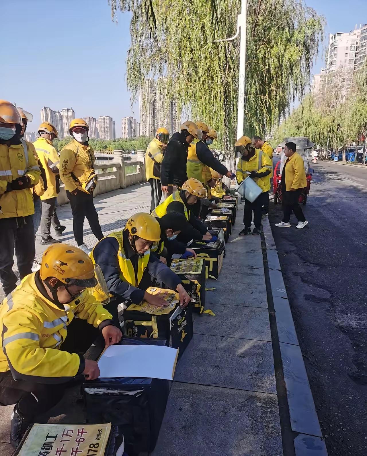 外卖订单暴跌？点个破外卖既要配送费，又要满30起送，还要2块包装费。到手饭菜