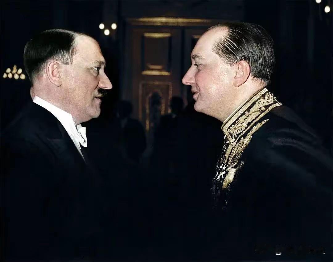 照片为1937年柏林新年晚会上，希特勒和波兰驻德大使利普斯基合影。1938年