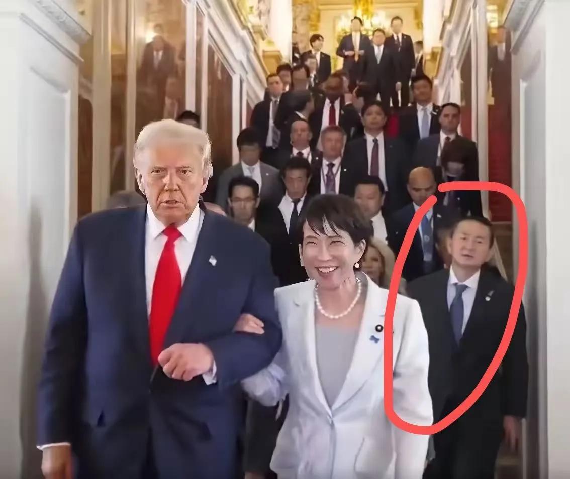 高市早苗和特朗普同框的画面细节里全是戏!身边随行大员那眼神太有戏了,一脸