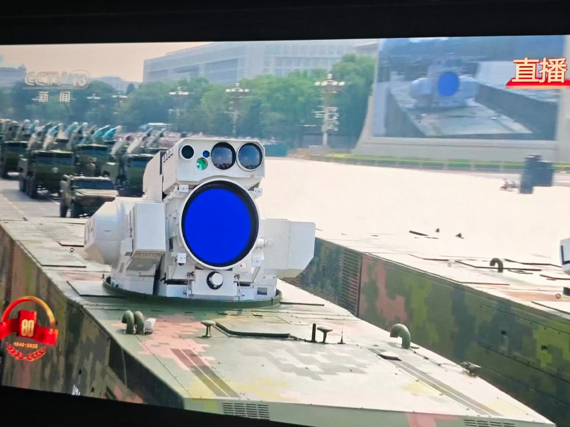 郭导：欢迎走进影院看大型纪录片《流浪地球3》！激光武器