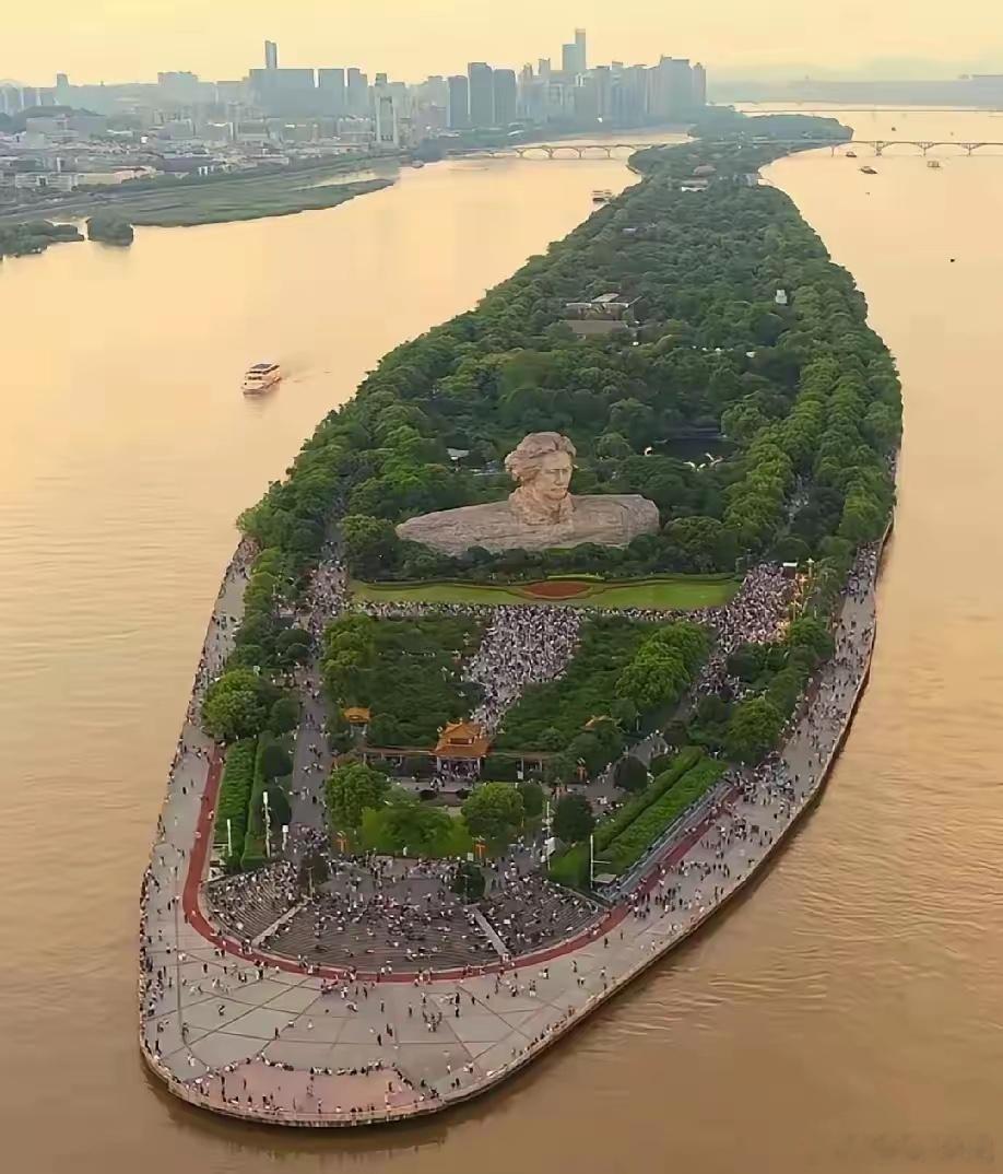 橘子洲旅游的火爆，不得不让人佩服郑佳明老爷子的高瞻远瞩，听郑佳明讲当年差点把橘子