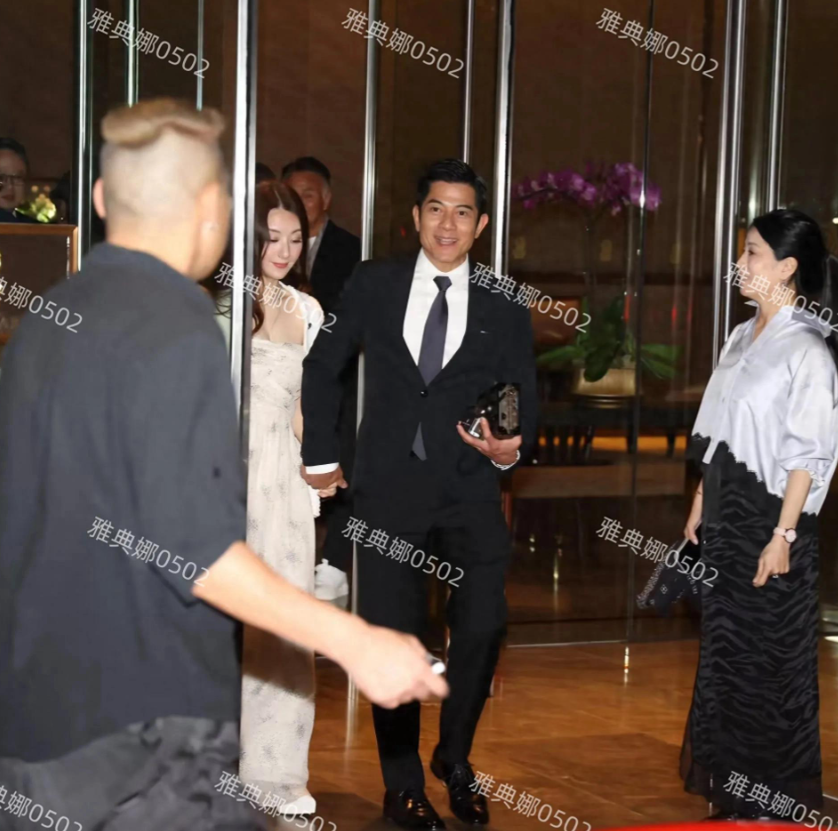 郭富城方媛夫妇颜值真高，两人牵手参加婚礼看不出有22岁的年龄差