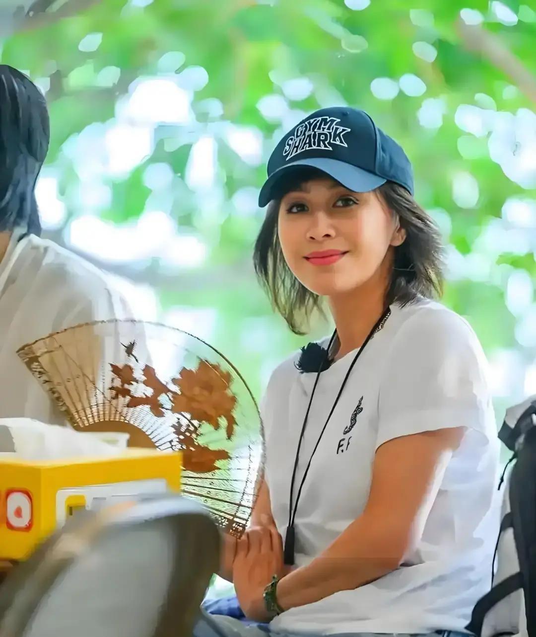 60岁刘嘉玲上综艺，3分钟把观众看哭镜头里，她蹲在地上给贵州小女孩系鞋带，