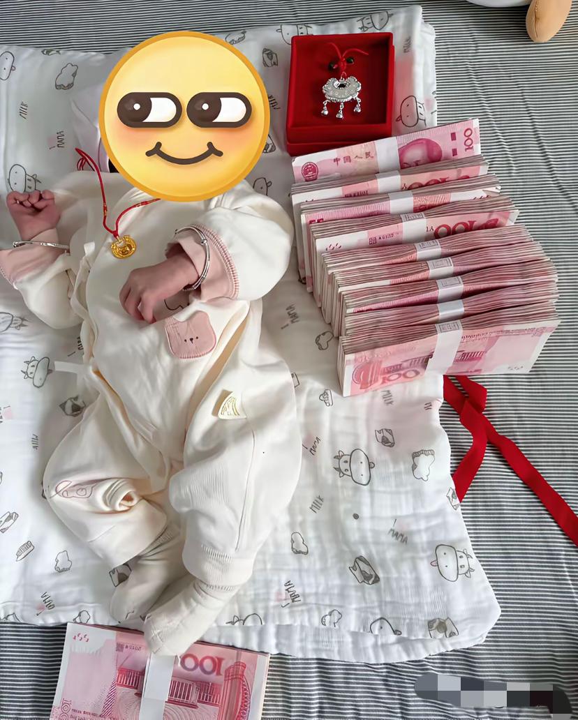 打脸不？宝妈说，儿子满月，婆婆给拿来这些钱。但是其实她内心不想要婆婆的钱，也不