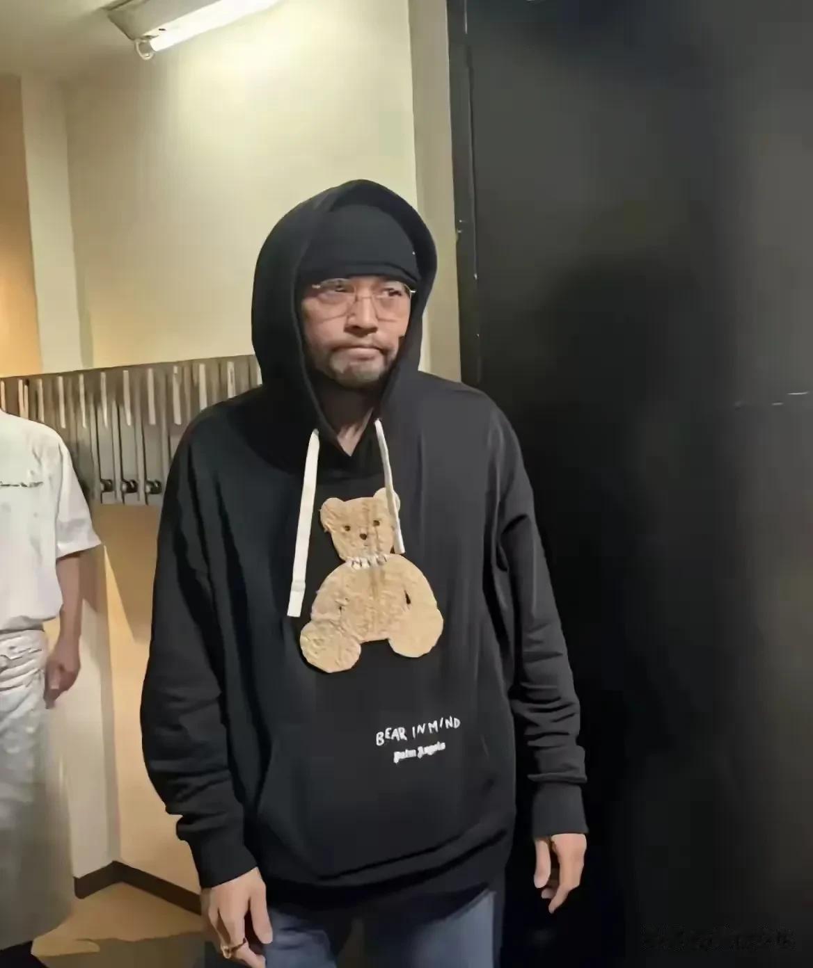 感觉周杰伦真的是彻底躺平了，也不怎么注意修边幅，甚至有点邋遢，感觉现在周董都不拍