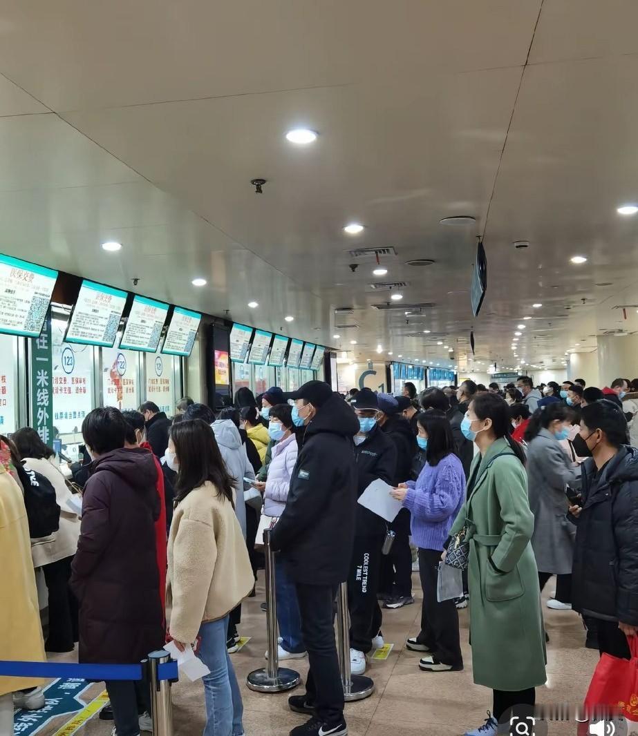 我家泼妇有个女同事,45岁内退后,去了三甲大医院当了护工,她透露了医院里,一个很