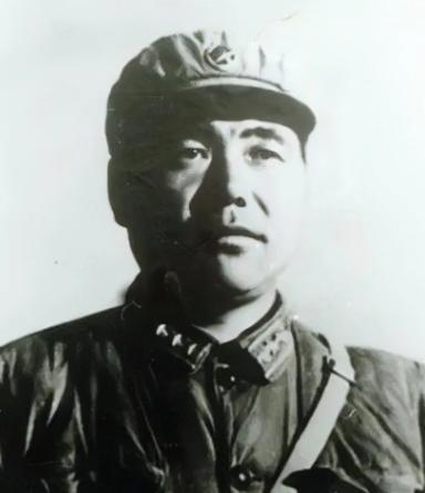 1967年，深夜，战斗英雄郭兴福，含泪掐死两子一女，随后与妻子一起割腕，结果没有