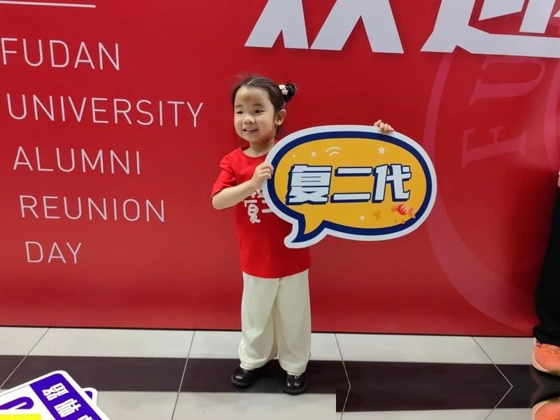 网上流传的一段署名为复旦大学陈果教授的文字提醒：“人到老年，千万别急着享清福，只