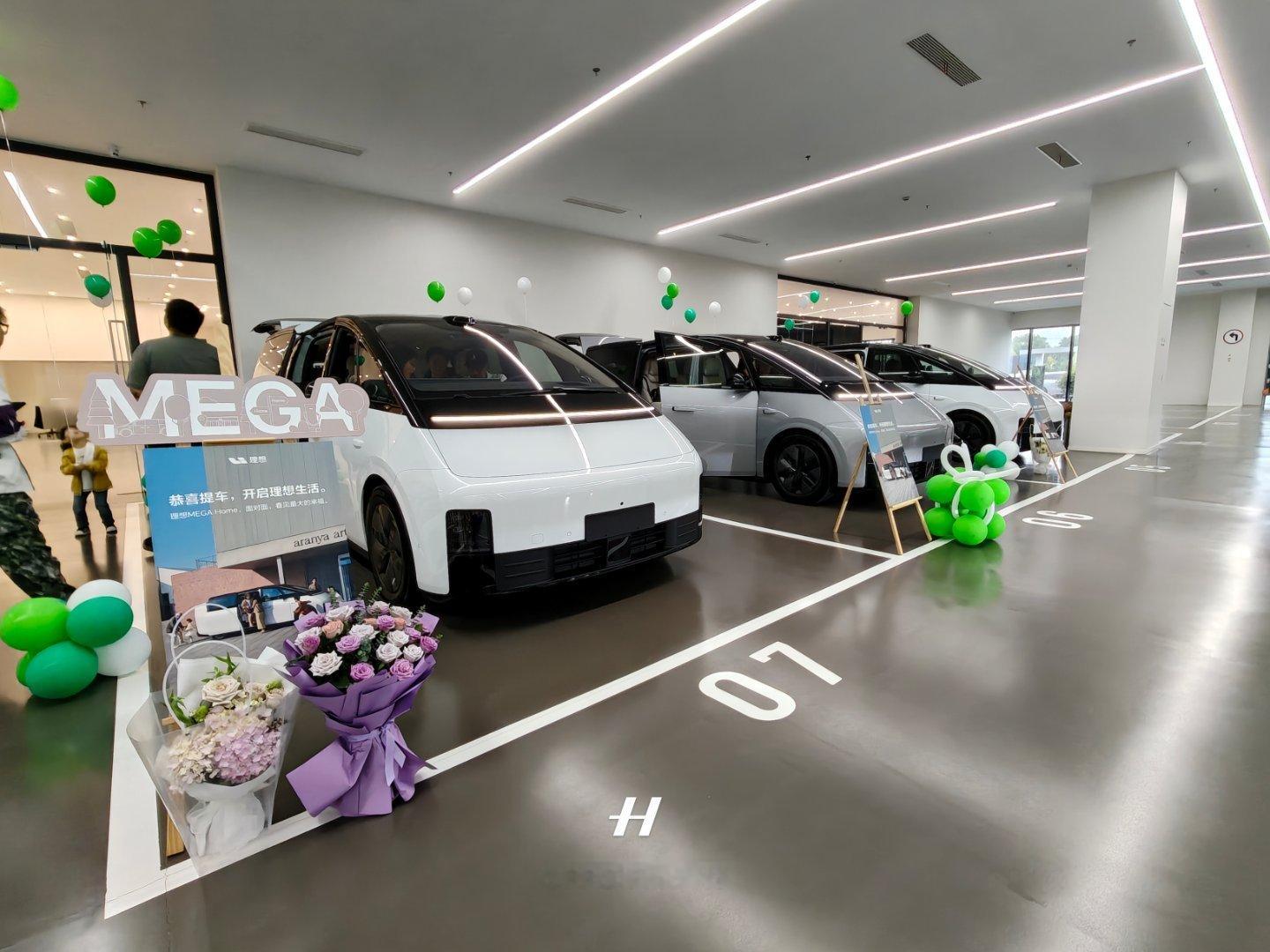上海的理想MEGAHome首批车主交付仪式。现场交付了7台，4台白色，1台银色