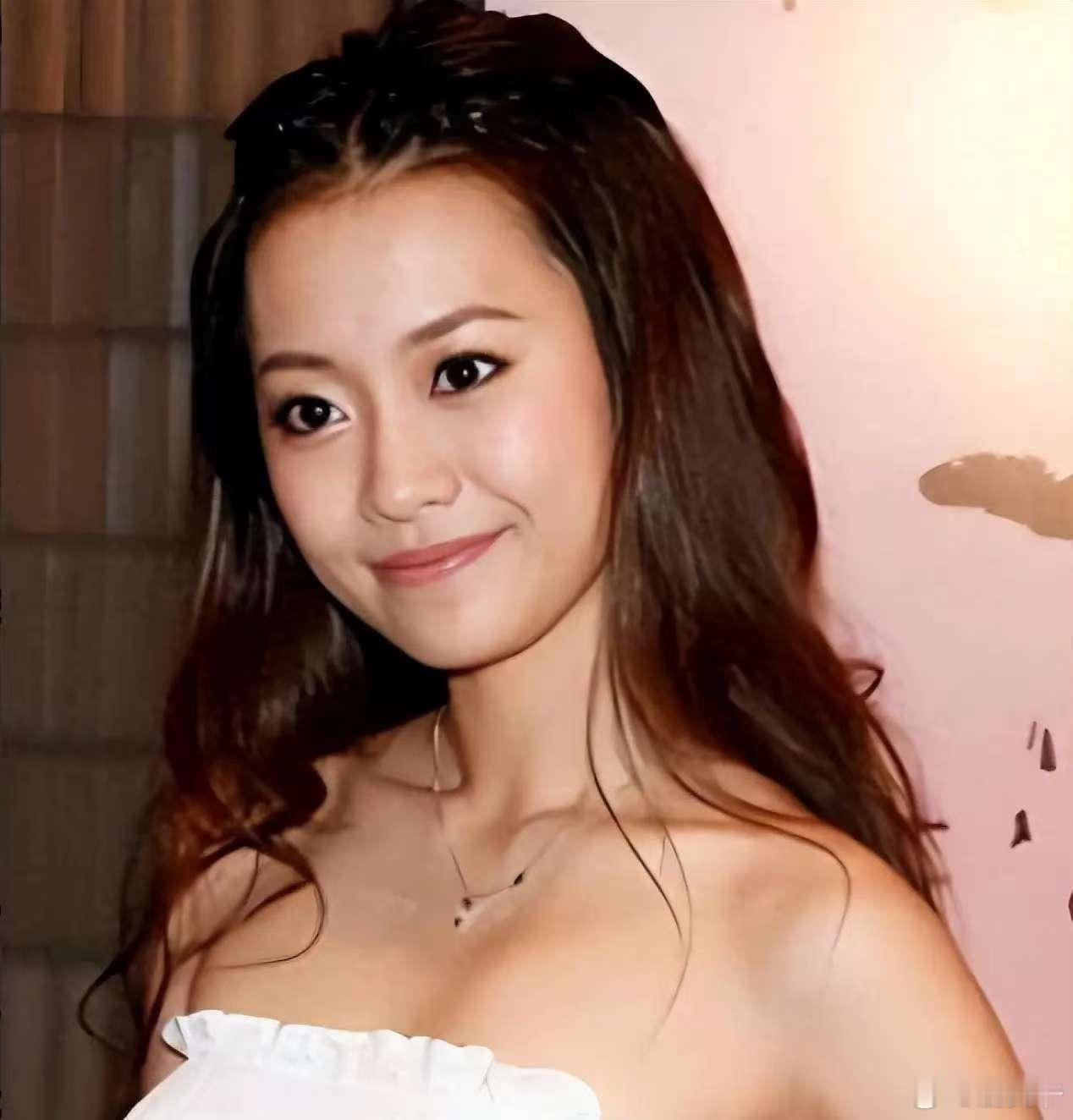 伍智恒曾是香港耀眼女星，出身医学世家，18岁与豪门公子郭永淳相恋后人生急转直下。