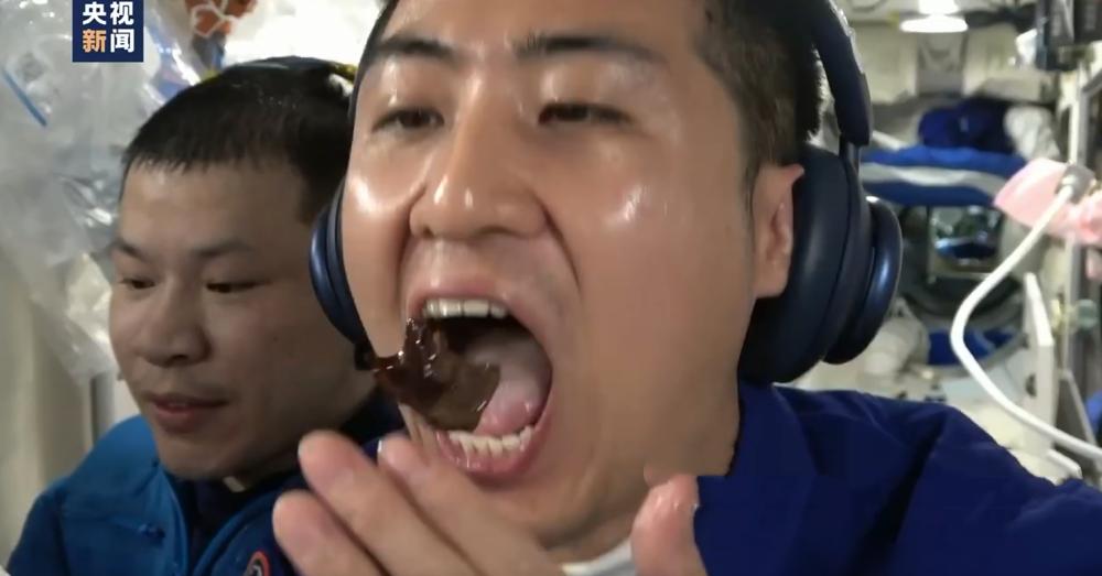 天呐！航天员在太空撸串了，这波操作到底有多绝？空间站里禁止任何明火，连打火机