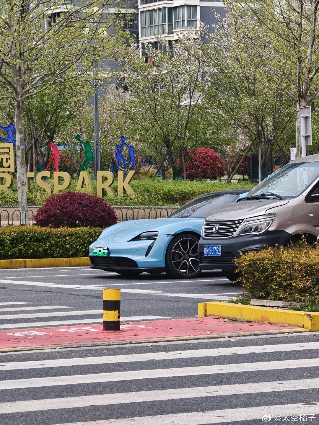 这么多年了还是正版的好看主要这车没有辅助驾驶通勤上班还是不太方便不知道保时捷像什