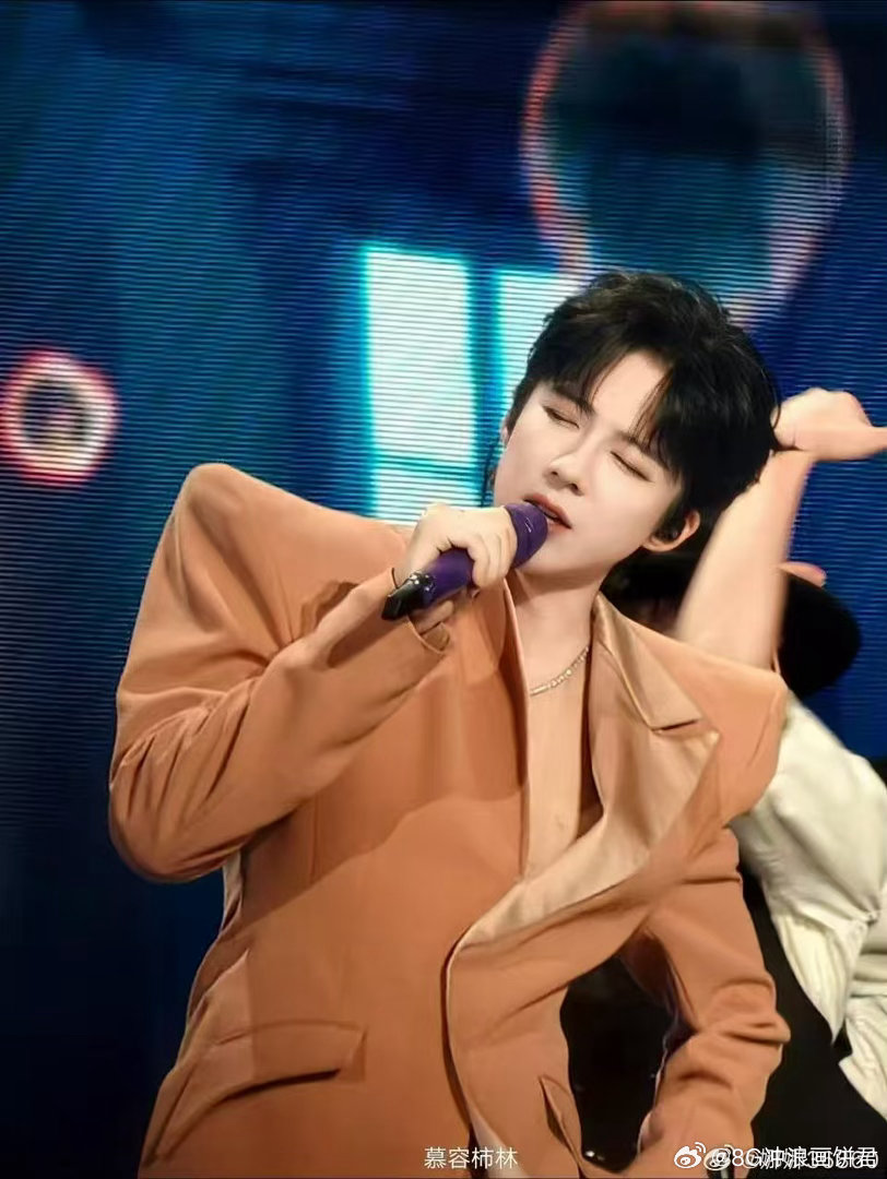 后面的问号和刘宇宁好配别人的表情包：自己找。刘宇宁的表情包：背景自带问号。一脸