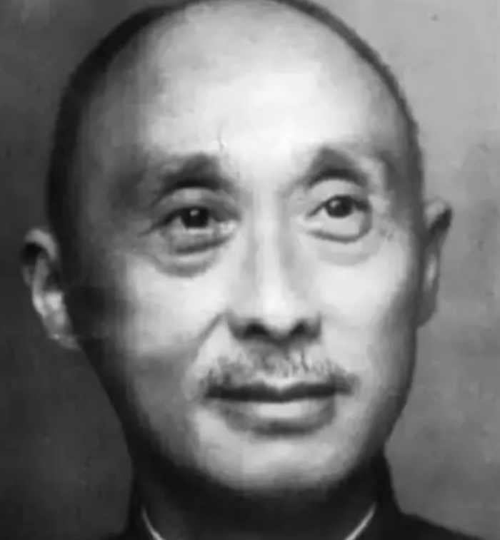 1948年，碾庄围歼战结束，在一堆灰头土脸的国军俘虏中，有一个一个特别“扎眼”的
