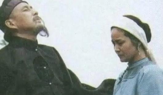 1885年，胡雪岩弥留之际，对九姨太说：“我死后会有一个戴铁帽的人来参加葬礼，到