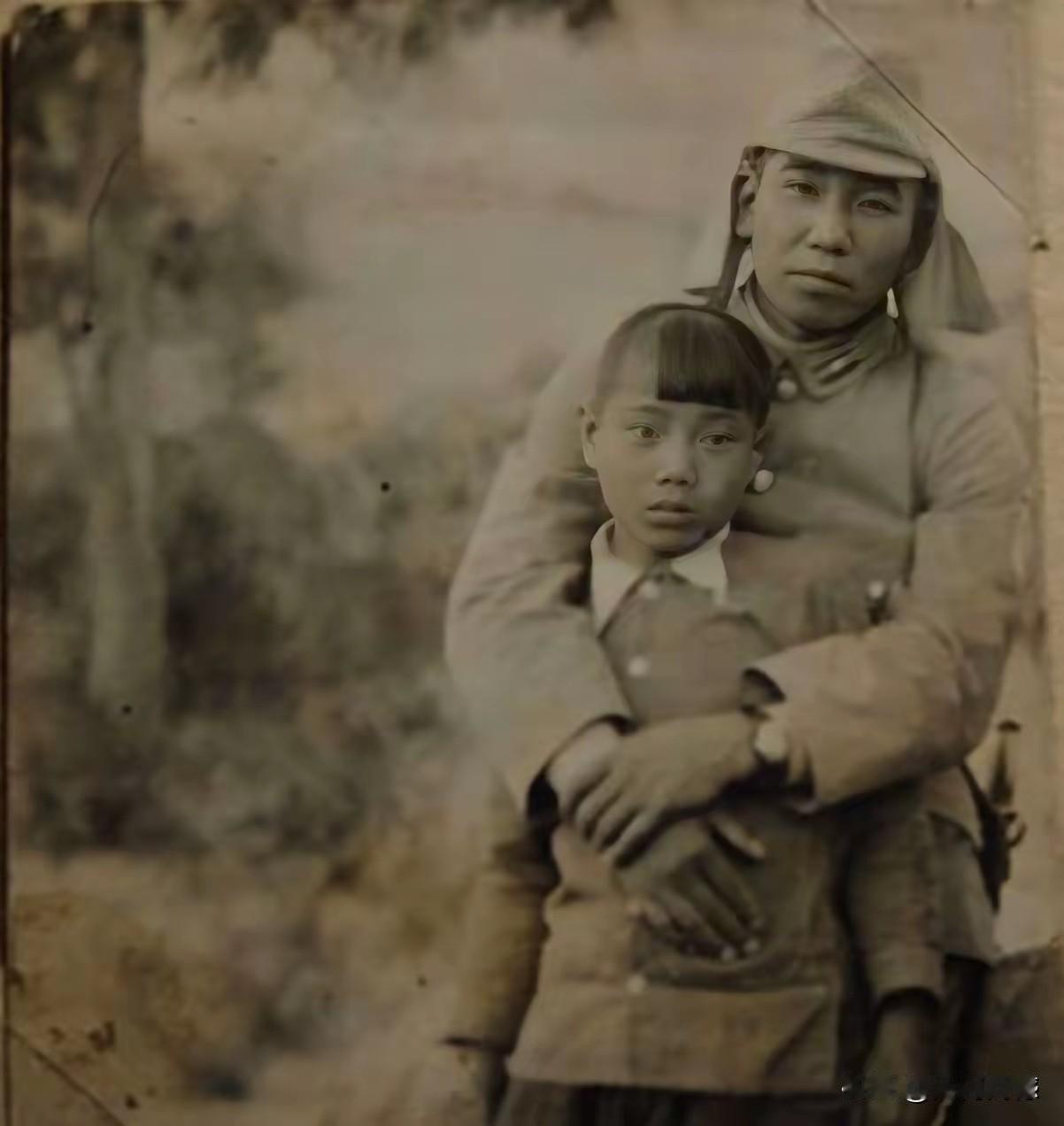 日本鬼子把这个小女孩搂在怀里,拍摄了这张照片,从女孩的长相上看,她肯定不是日本人