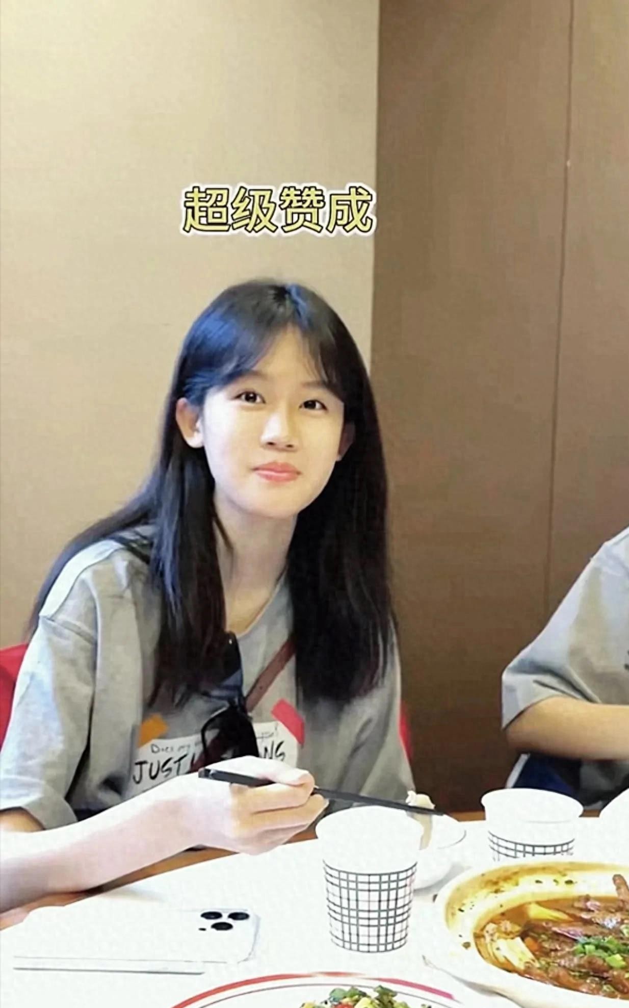 陆毅女儿贝儿！镜头前亭亭玉立模样，连唇部弧度都写着鲍蕾亲生