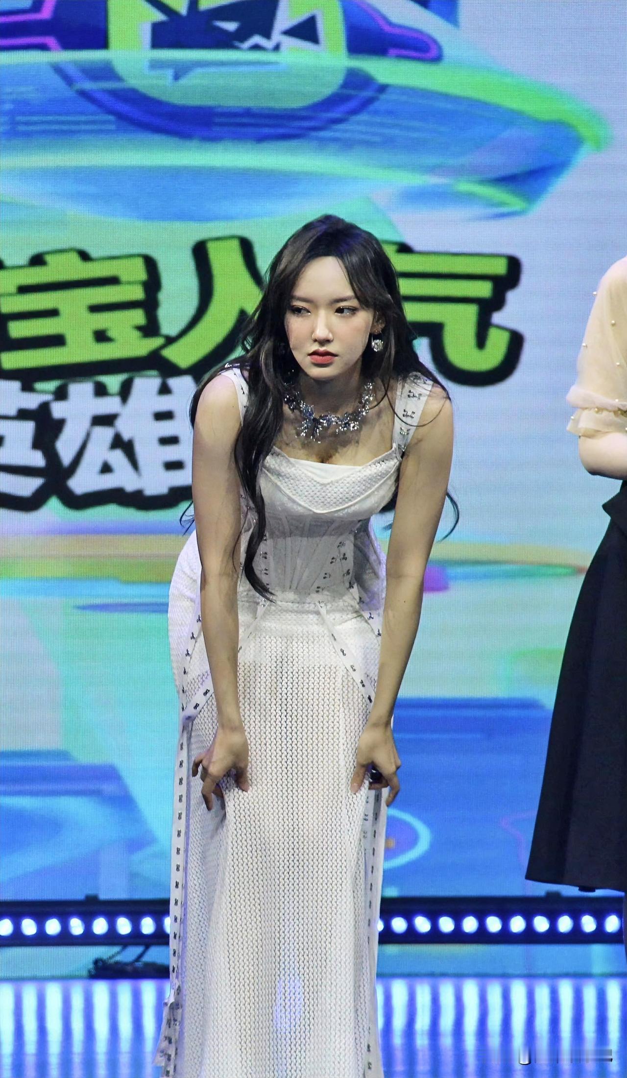 程潇的这件裙子很有讲究，隐隐约约看到大长腿