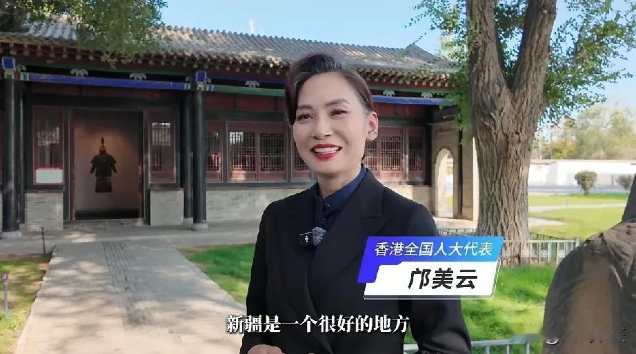 63岁的邝美云跟随香港代表团前来新疆考察，该代表团团长为霍启刚。63岁的邝美云美
