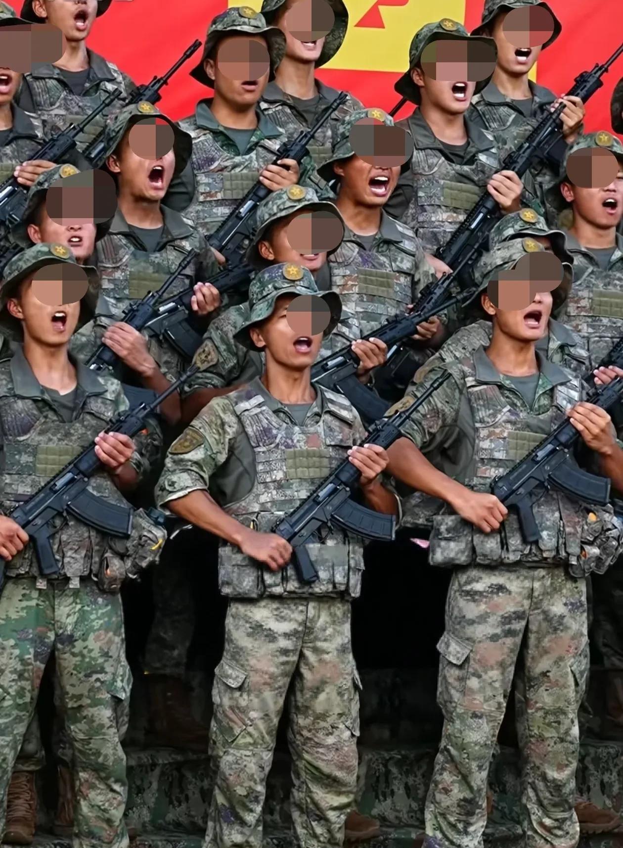 解放军拉歌现场，子弟兵们又恢复几十年前的持枪方式，枪口斜向上方。印象中，很多年都