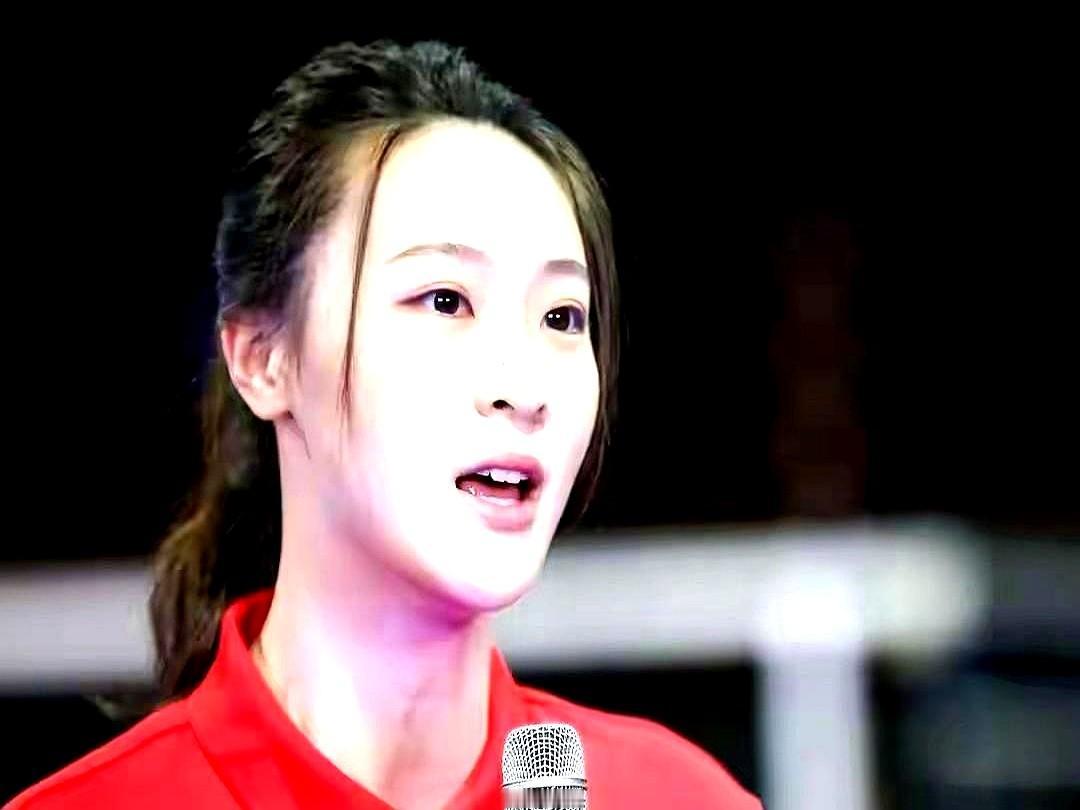 换帅名单一出，女排这盘棋彻底看不懂了。新赛季战袍叫“寒梅映龙”，惠若琪杨昊龚