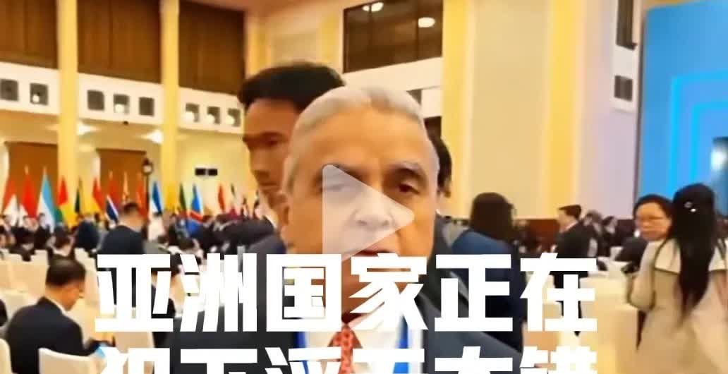 新加坡外交家马凯硕警告说：“亚洲国家正在犯下滔天大错”。眼看西方联手打压中国，亚